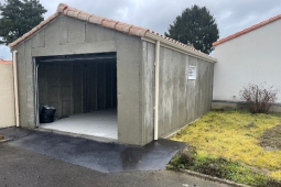 Garage double en béton sans enduit